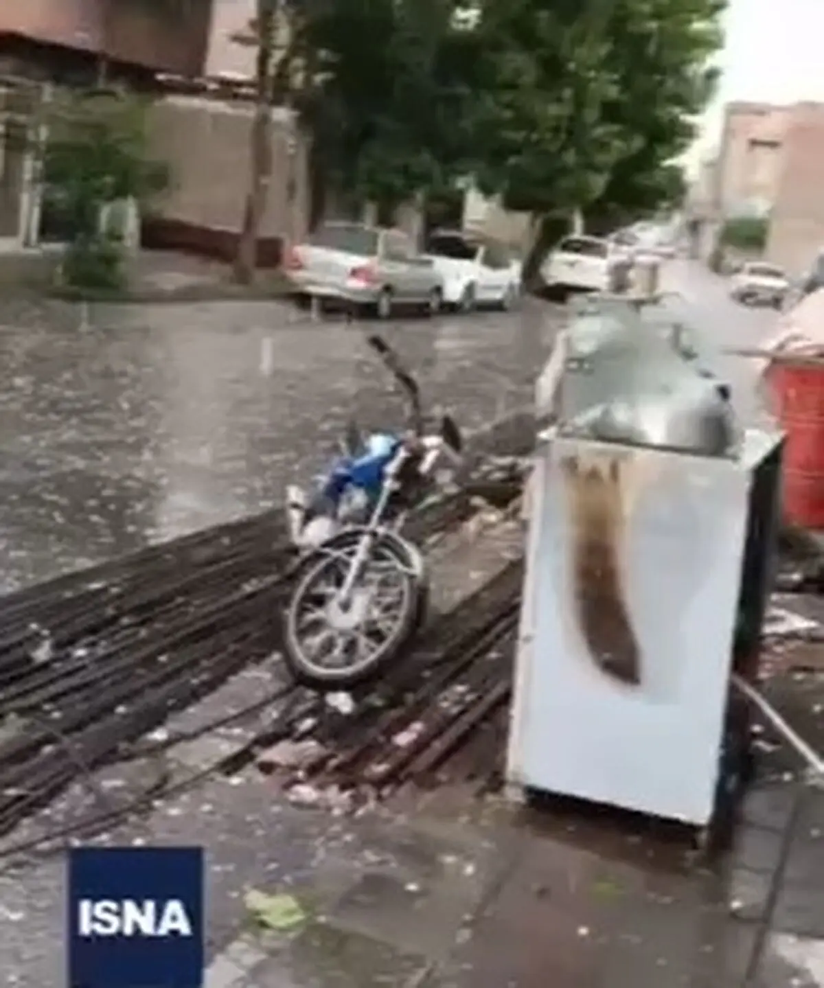 بارش تگرگ ۲۰۰ گرمی در خوی + فیلم