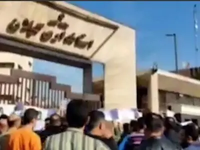 تجمع کارگران فولاد خزر در اعتراض به تعطیلی کارخانه 