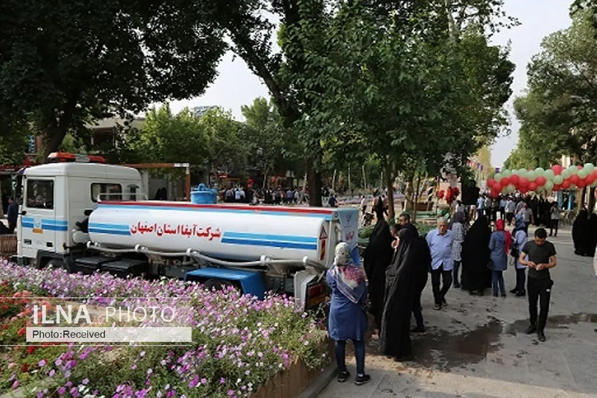 آب‌رسانی سیار در برخی نقاط شهر اصفهان شروع شد /بحرانی شدن مشکل آب در استان  