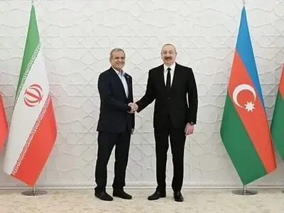 الرئيس بزشکیان يلتقي نظيره الاذربيجاني
