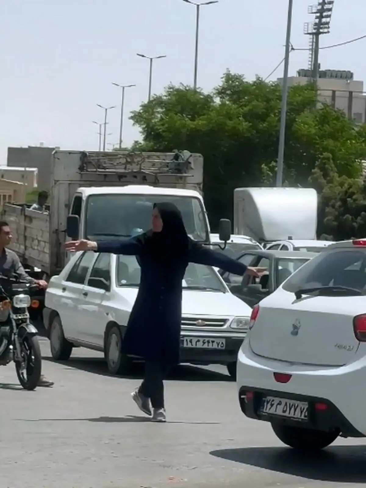 بانوی سیرجانی، ناجی ترافیک در بحران قطع برق! + فیلم