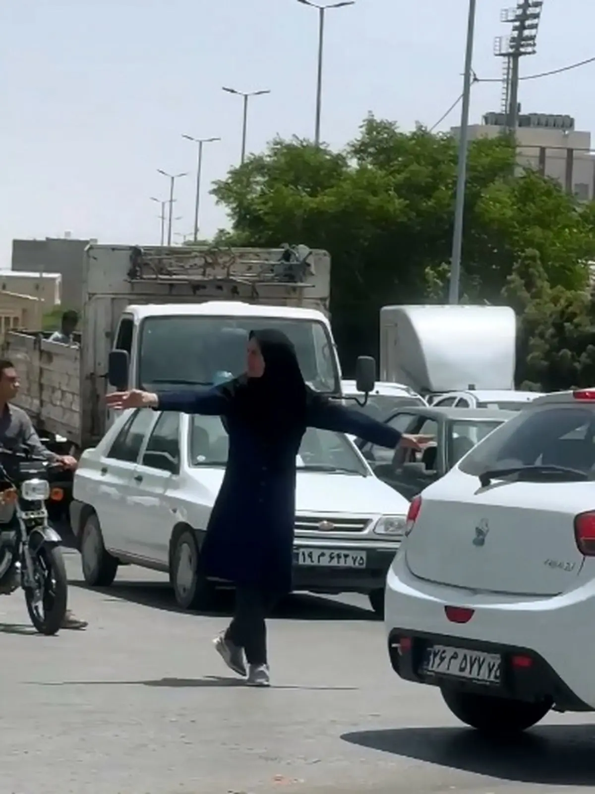 بانوی سیرجانی، ناجی ترافیک در بحران قطع برق! + فیلم
