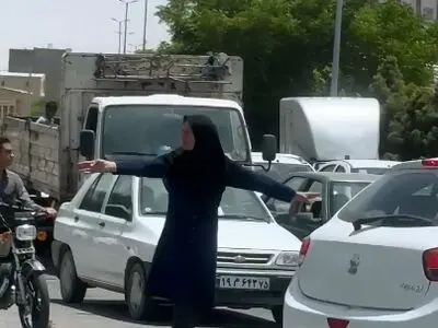 بانوی سیرجانی، ناجی ترافیک در بحران قطع برق! + فیلم