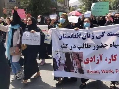 زنان، قربانی اصلی تحولات یکسال اخیر در افغانستان/ اجازه ندهید طالبان چهره دین را مخدوش کند