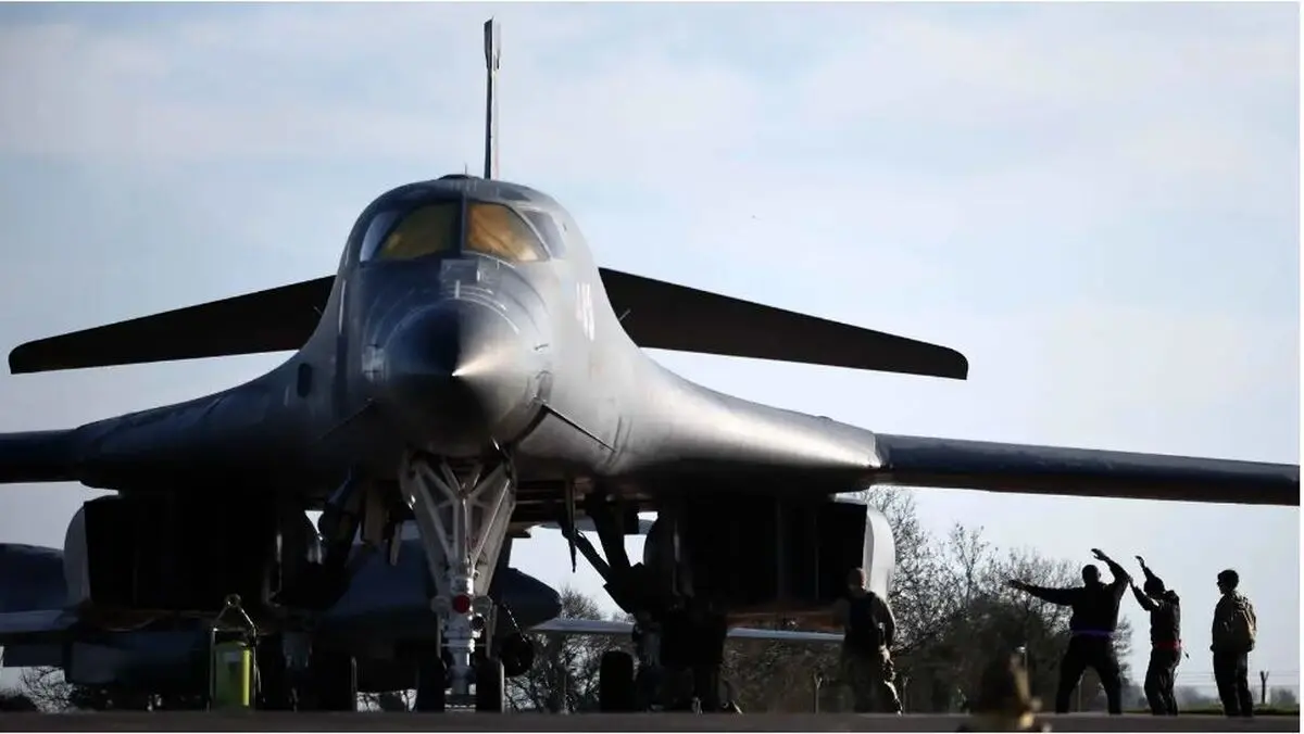 آمریکا ۱۲ بمب‌افکن B-1 را از انگلیس خارج کرد