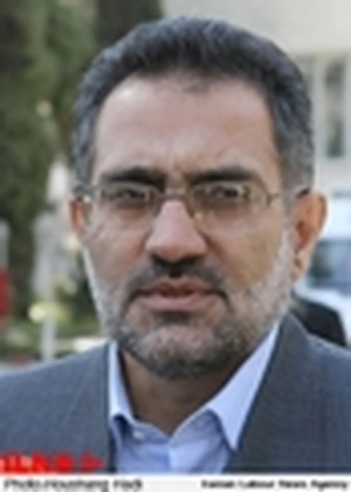 در دانشکده الهیات دانشگاه تهران تدریس می‌کنم