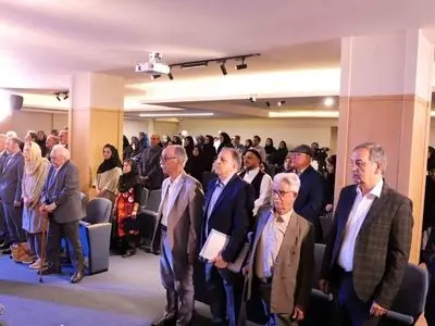 زبان فارسی زبان علم و ادب است
