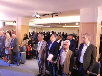 زبان فارسی زبان علم و ادب است