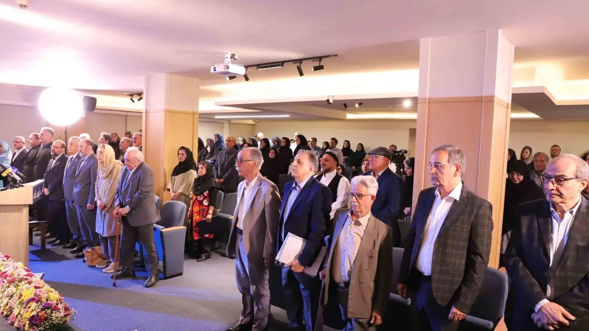 زبان فارسی زبان علم و ادب است