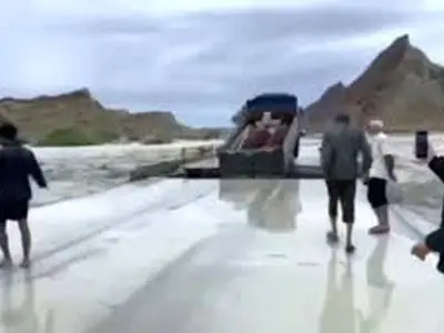 لحظه فروریختن پل در هرمزگان+ فیلم