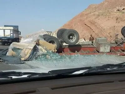 مسدود شدن جاده قدیم ساوه - تهران به دلیل واژگونی تریلی