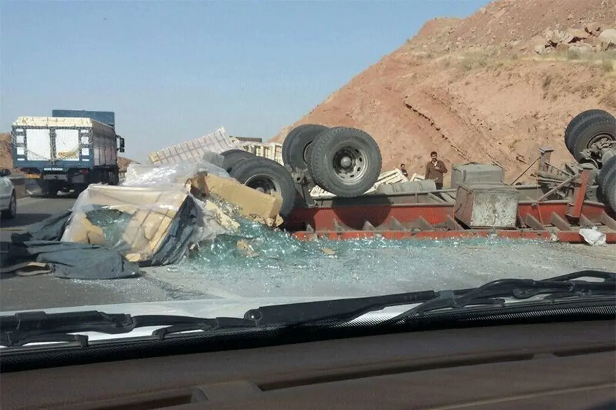 مسدود شدن جاده قدیم ساوه - تهران به دلیل واژگونی تریلی