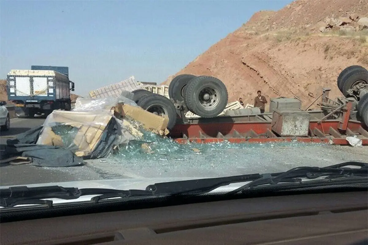 مسدود شدن جاده قدیم ساوه - تهران به دلیل واژگونی تریلی