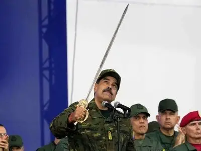 مادورو با شمشیر در دست: آماده دفاع از هر وجب سرزمین خود هستیم