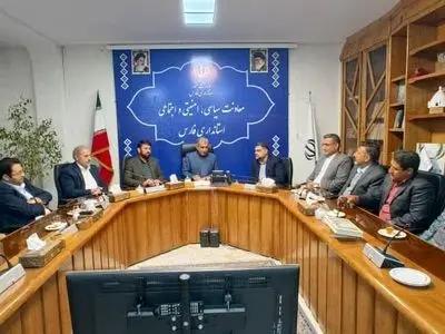 احزاب باید بین مردم و حاکمیت نقش واسطی آگاهانه و صادقانه ایفا کنند 