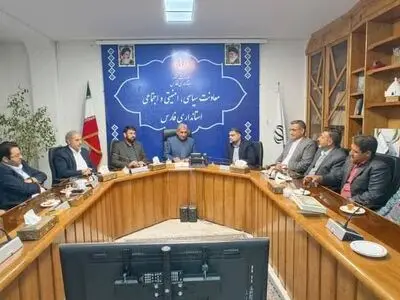 احزاب باید بین مردم و حاکمیت نقش واسطی آگاهانه و صادقانه ایفا کنند 