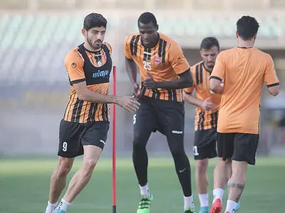 ویدیو: گرم کردن تیم پرسپولیس پیش از بازی مس کرمان