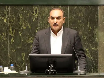 برخی کشاورزان سیستان و بلوچستان برای دسترسی به زمین‌های کشاورزی خود پشت دیوارهای مرزی با موانعی مواجه هستند