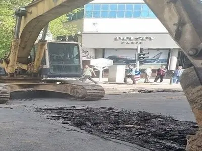 شکستگی لوله در خیابان میر اصفهان در حال ترمیم است