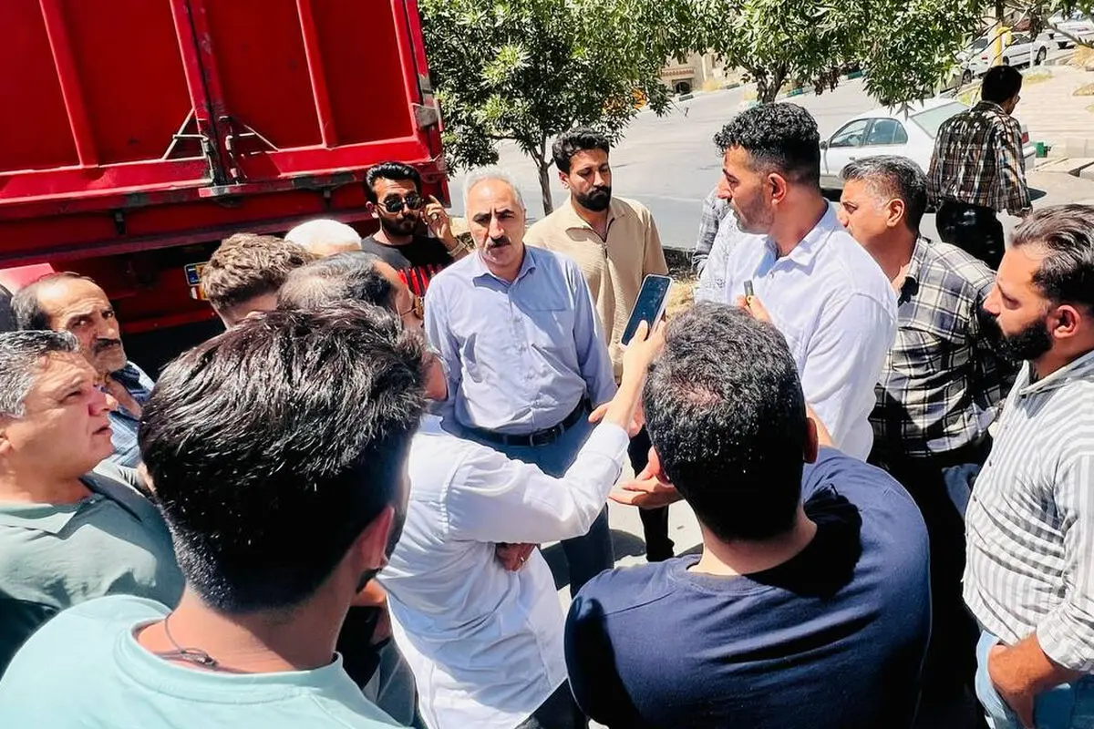 تجمع کامیون‌داران قزوینی در چهاراره شورا / مسئولین فریاد ما را بشنوند/ بار راننده قزوینی را به راننده سایر استان‌ها می‌دهند