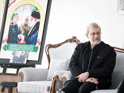 دیدار لاریجانی با خانواده شهیدان حاجی‌زاده و باقری 