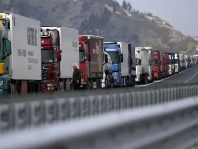 افزایش ۳۲۷ درصدی تردد کامیون های خروجی از پایانه مرزی رازی/در پنج ماهه نخست سالجاری بیش از ۸۰۰۰ تردد ثبت شده است