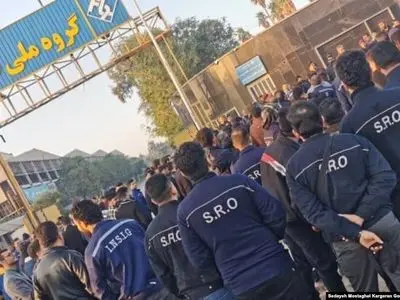 پایان تجمع کارگران گروه ملی فولاد اهواز/ با تاخیر در پرداخت حقوق مخالفیم