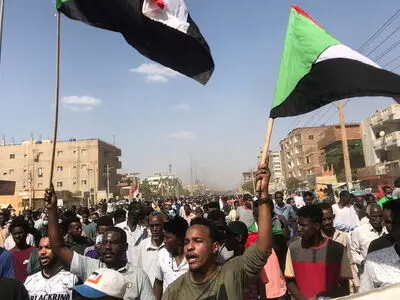 پرتاب گاز اشک‌آور به سمت معترضان سودانی از سوی نیروهای امنیتی

