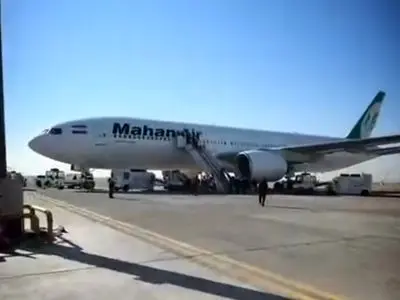 ورود هواپیمای حامل پیکر رهبر شهید به مشهد