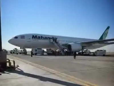 ورود هواپیمای حامل پیکر رهبر شهید به مشهد