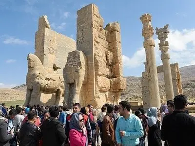 مسئول زباله‌های اطراف تخت‌ جمشید نیستیم/قول مونسان برای بازگشتِ درآمدهای حاصل از فروش بلیت به مجموعه