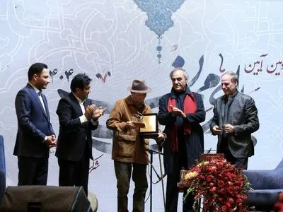 اعطای نشان اصالت به علی نصیریان در آیین یلدای مهان