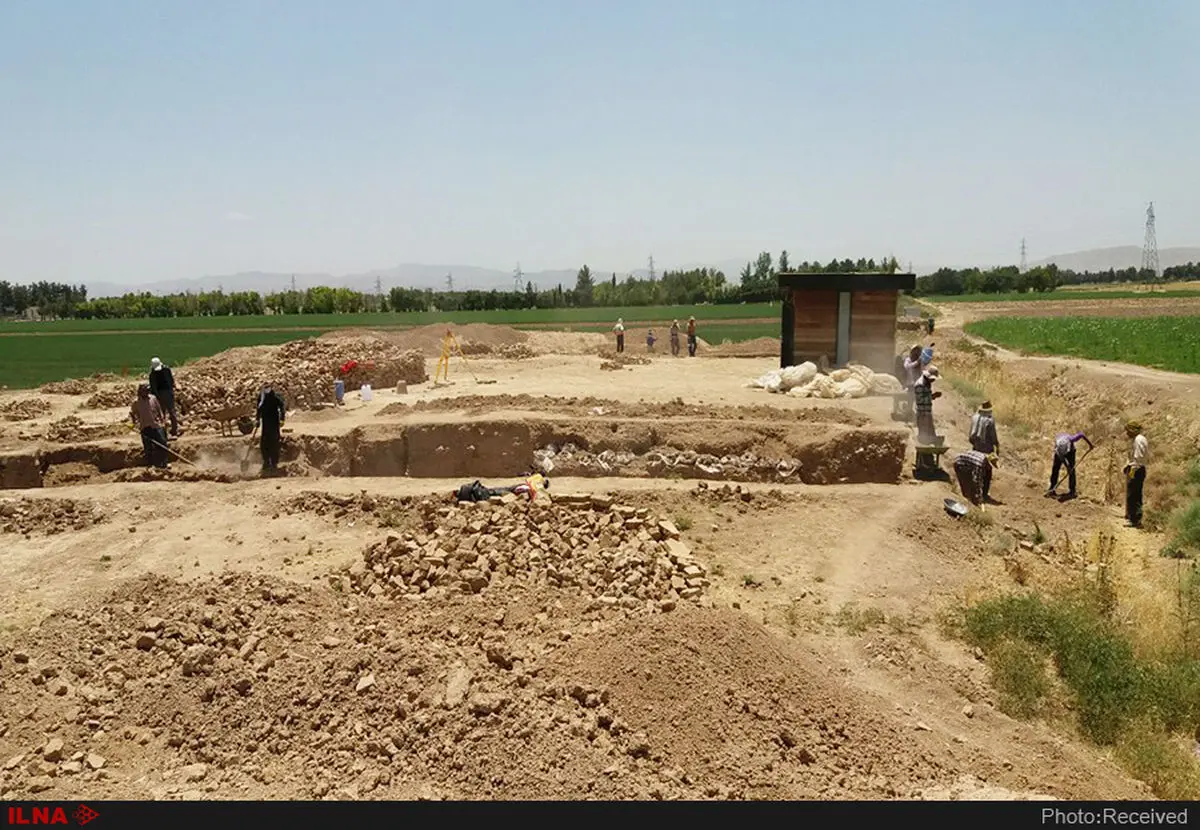 کشف خطوط و آجر نبشته‌ای مزین با نام خدا به زبان عیلامی