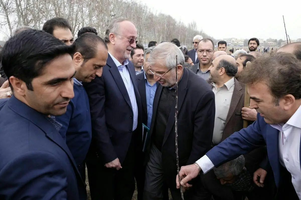 قسمتی از باغ سیب در اختیار مردم قرار می گیرد/ در راستای آبادانی تلاش می کنیم