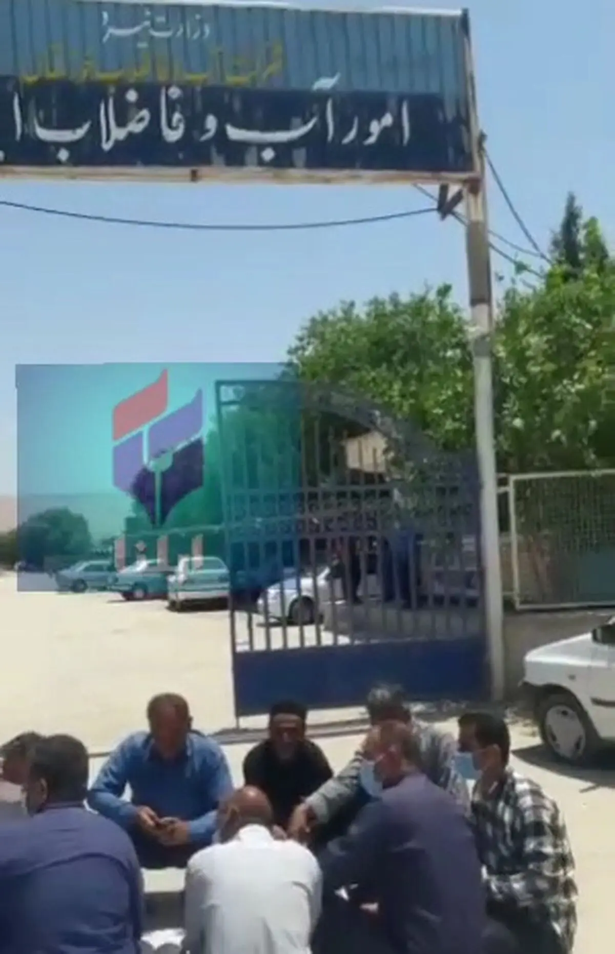 تحصن آبداران روستایی ایذه  مقابل اداره آب شهرستان / معترضان تأسیسات و کلید برخی از چاه‌ها را خاموش کردند+ فیلم