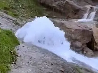 جوشیدن چشمه‌ از دل سنگ در ایلام! + فیلم
