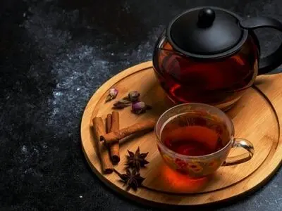 عوارض جدی خوردن چای کهنه دم