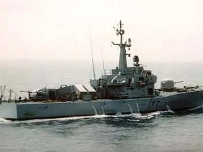 Iran vessels make 'high speed intercept' of US ship; US official claim