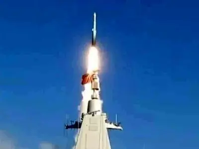 خطرناک‌ترین موشک ضدکشتی چین وارد خدمت شد؛ تهدیدی جدی برای ناوهای هواپیمابر