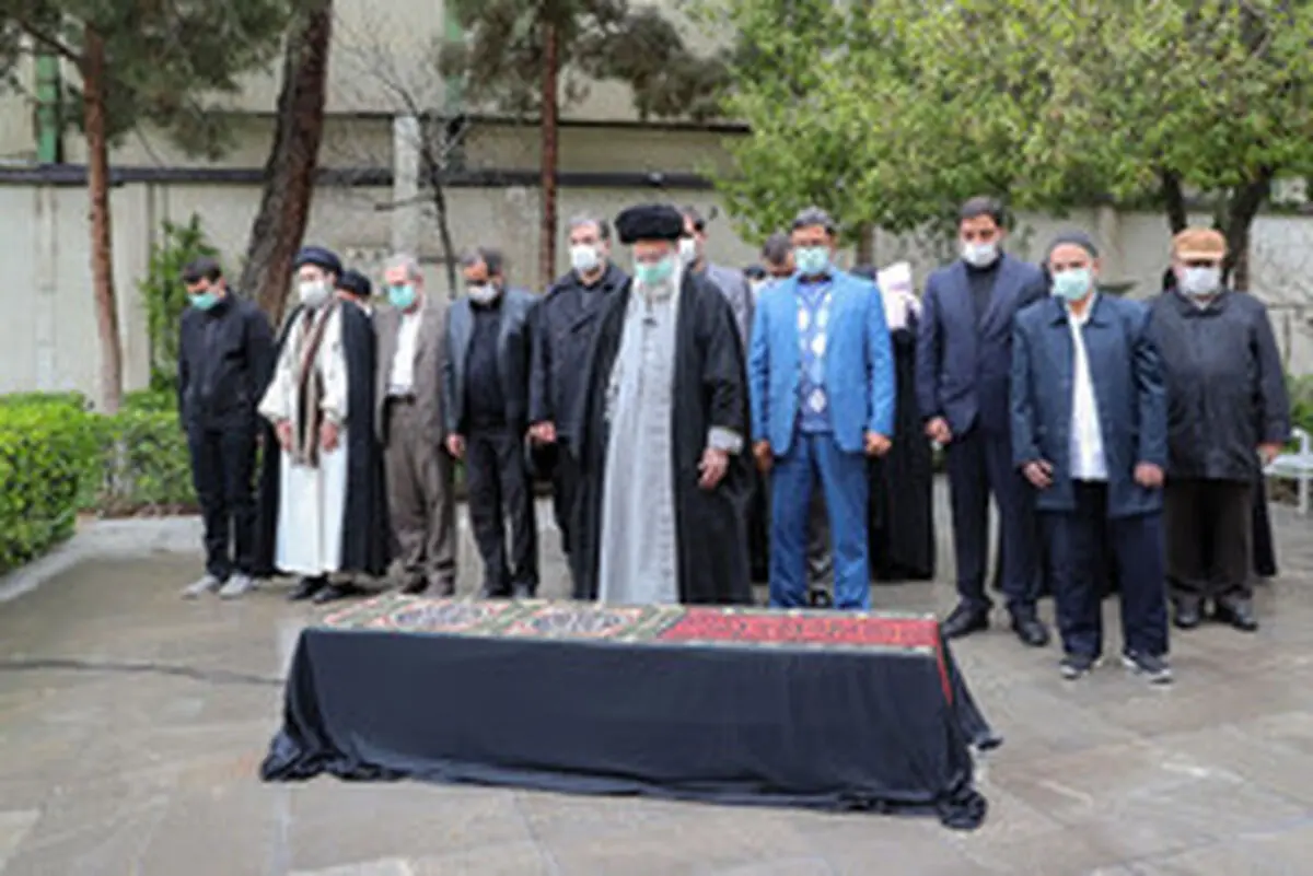 اقامه نماز رهبر انقلاب بر پیکر مرحوم غفوری فرد