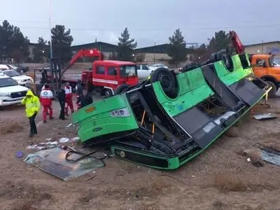 مرگ دو کارگر و ۲۵ زخمی بر اثر واژگونی اتوبوس حامل کارگران