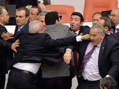 زد و خورد نمایندگان مجلس ترکیه بر سر بودجه+ فیلم