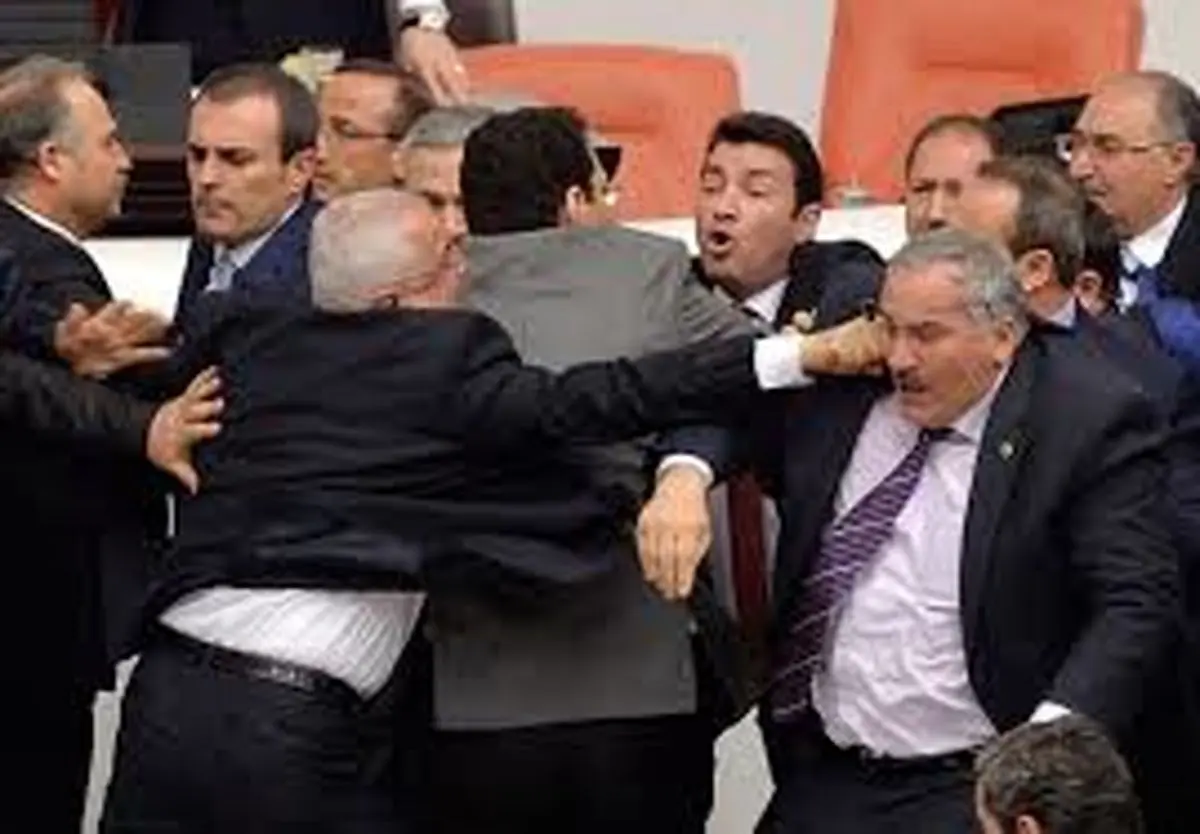 زد و خورد نمایندگان مجلس ترکیه بر سر بودجه+ فیلم