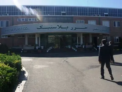 نفس کشیدن در دود سنگین پلاستیک مذاب/  کارگران «خزر پلاستیک» حق اعتراض ندارند