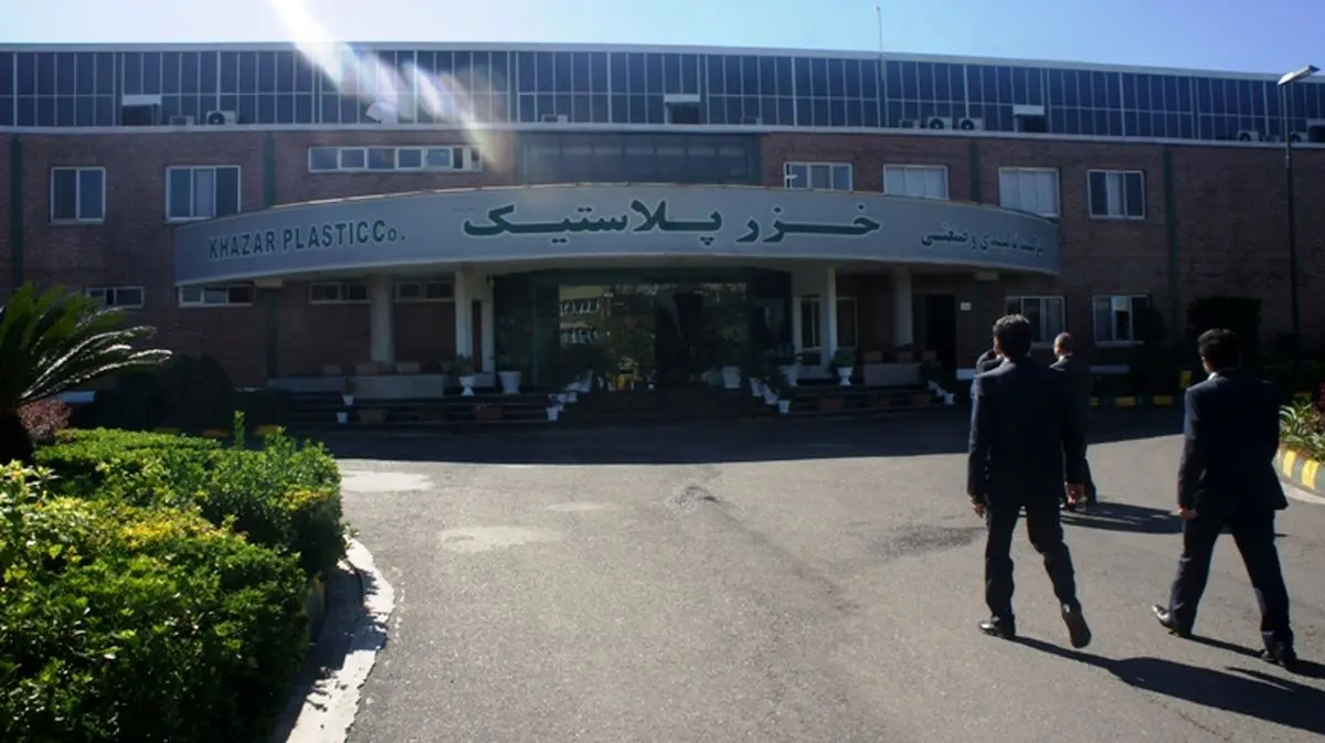 نفس کشیدن در دود سنگین پلاستیک مذاب/  کارگران «خزر پلاستیک» حق اعتراض ندارند