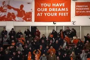 سوگ سنگین در فوتبال جزیره؛ ادای احترام بلک‌پول به هوادار فقید