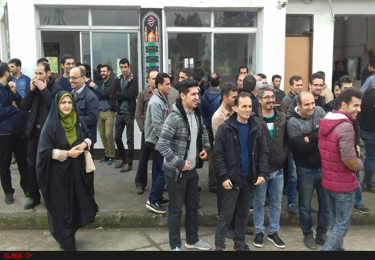 تجمع کارگران ایران پوپلین مقابل درب کارخانه