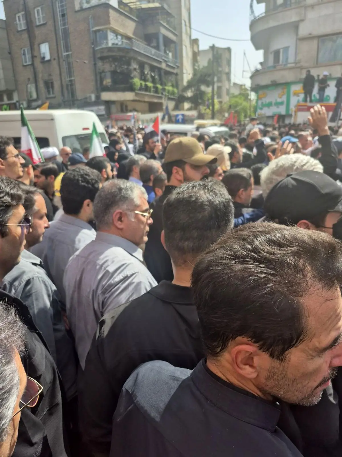 حضور پاکنژاد در مراسم تشییع پیکر شهدای اقتدار