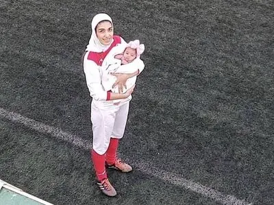پوستر فدراسیون فوتبال به مناسبت روز مادر با تصویری از هافبک تیم ملی و دخترش
