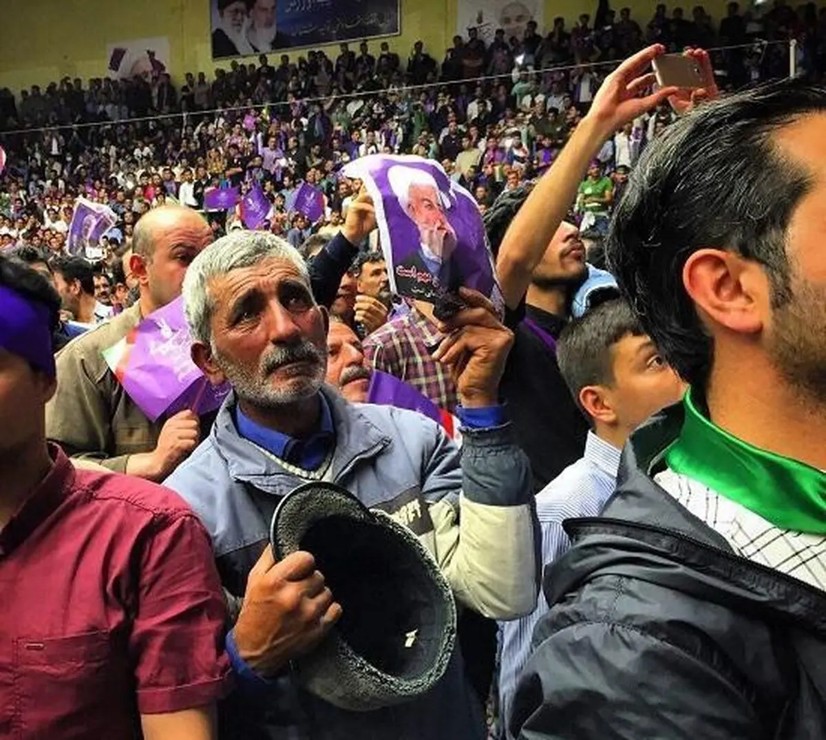 گفت‌وگو با میوه‌فروش حامی روحانی که عکسش جهانی شد
